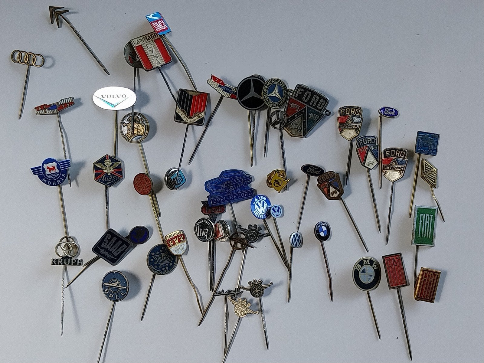 50 SPELDJES - AUTOMERKEN, Ophalen of Verzenden, Gebruikt, Merk, Speldje of Pin
