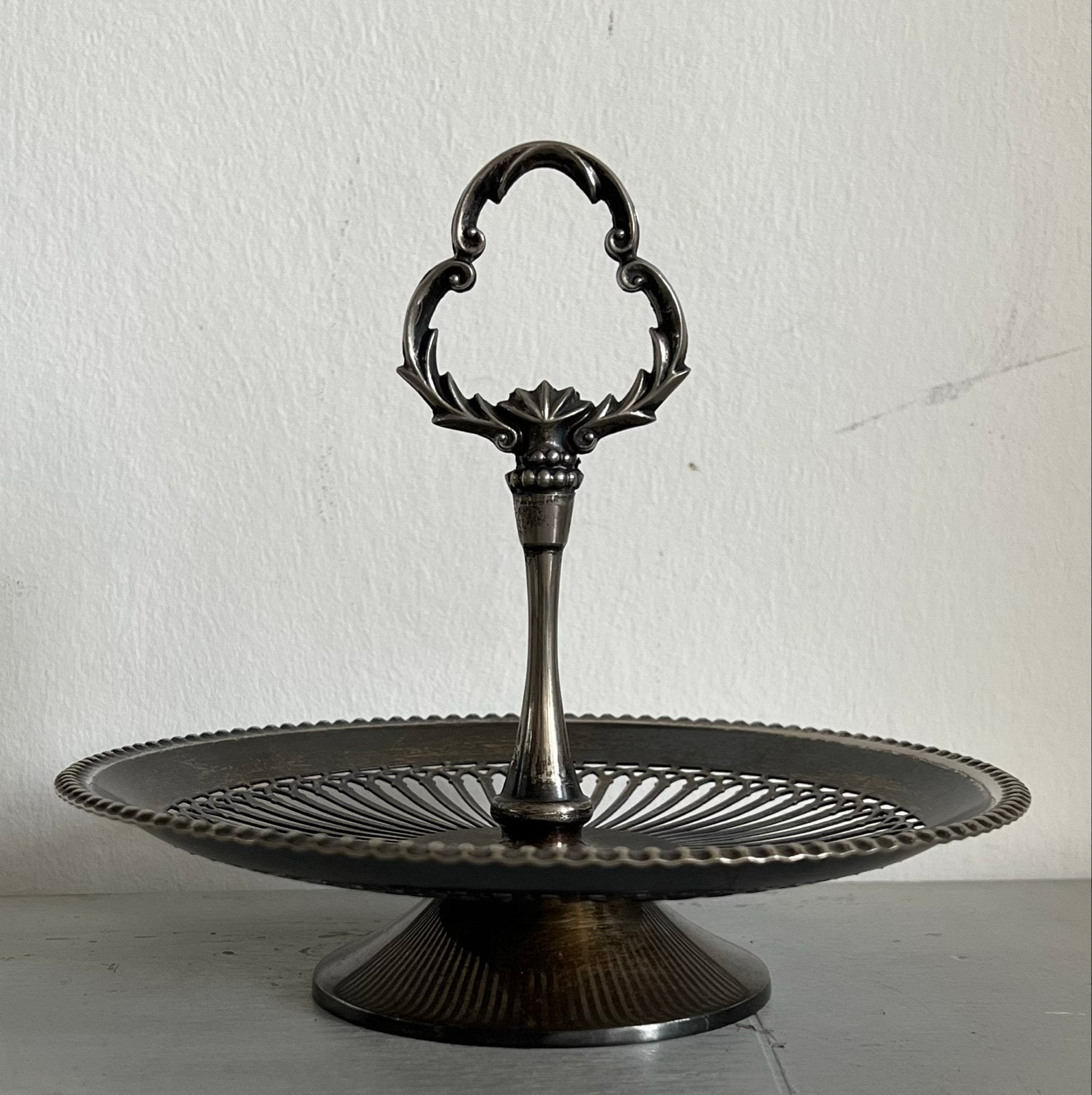 Antieke zilverkleurige etagère met handvat, Ophalen of Verzenden