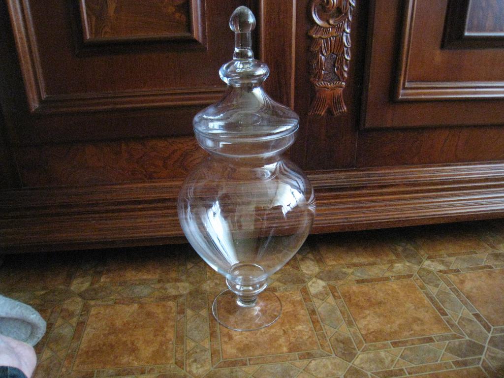 GLAZEN BOKAAL/POT 55CM OP VOET MET DEKSEL, Ophalen