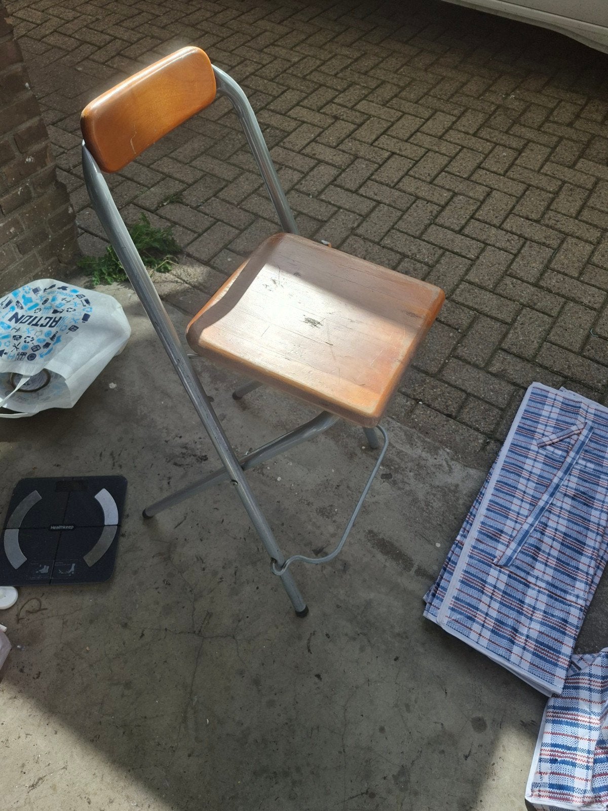 Handige inklapbare kruk voor de markt of camping, Ophalen of Verzenden, Gebruikt, Hout