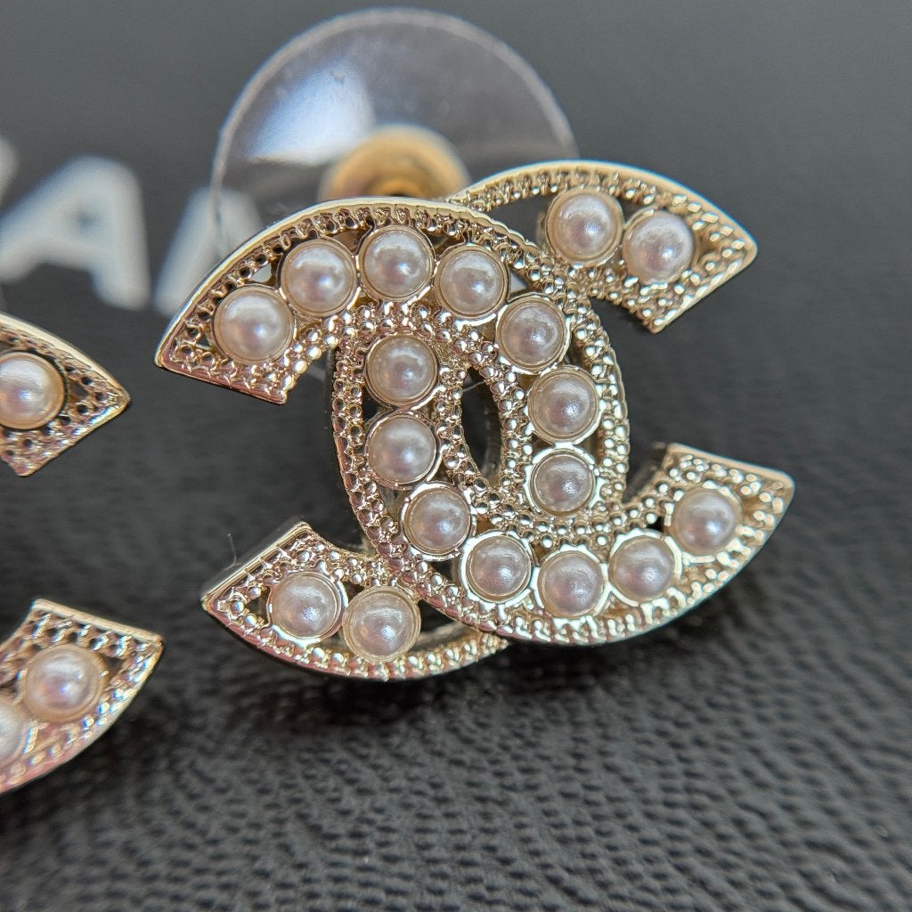 Oorbellen earrings Chanel A21C pearl coco parels CC'tjes image 6