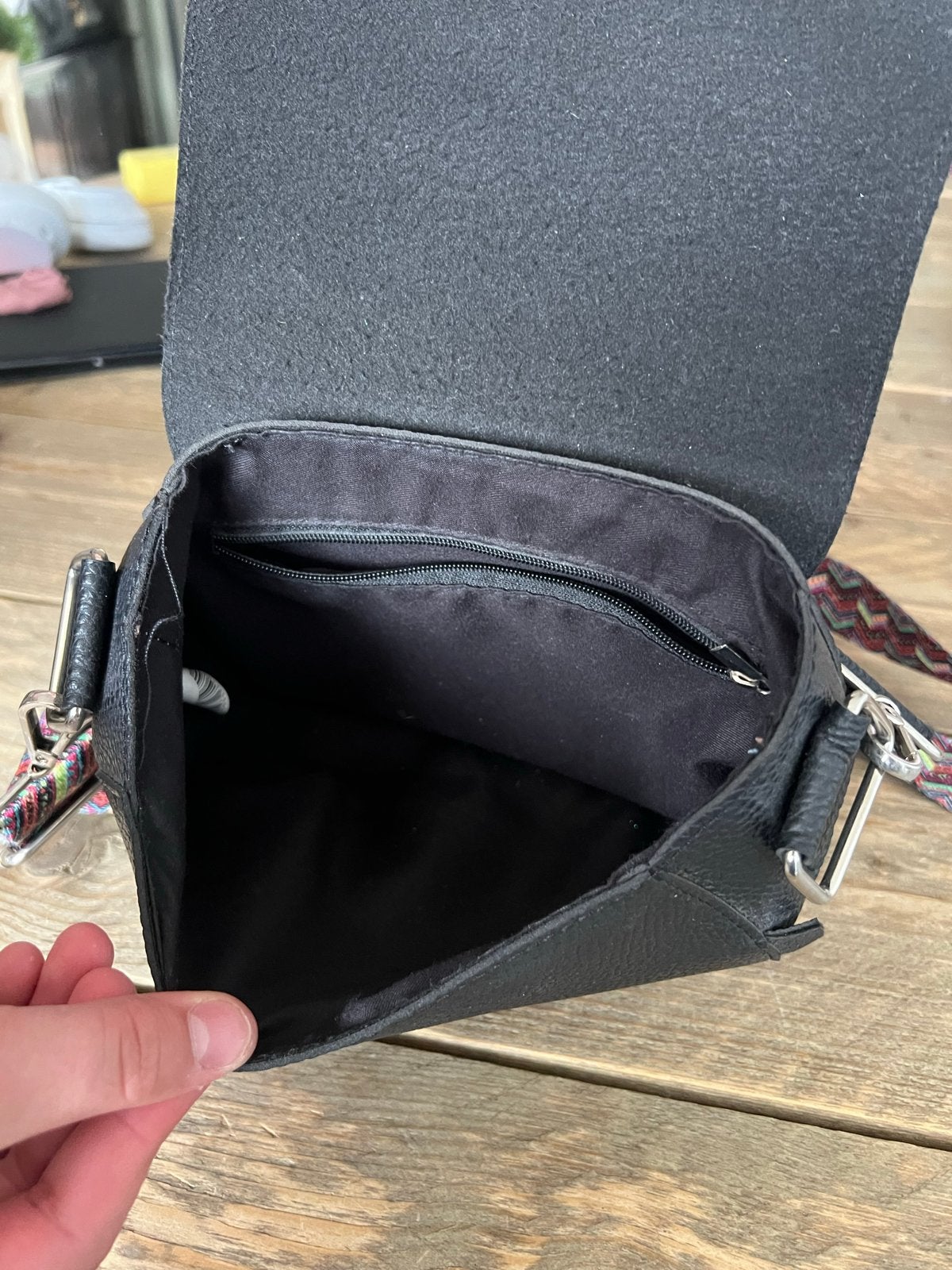 Zwart tasje met gekleurd koord, Sieraden, Tassen en Uiterlijk, Tassen | Damestassen, Gebruikt, Schoudertasje, Zwart, Ophalen