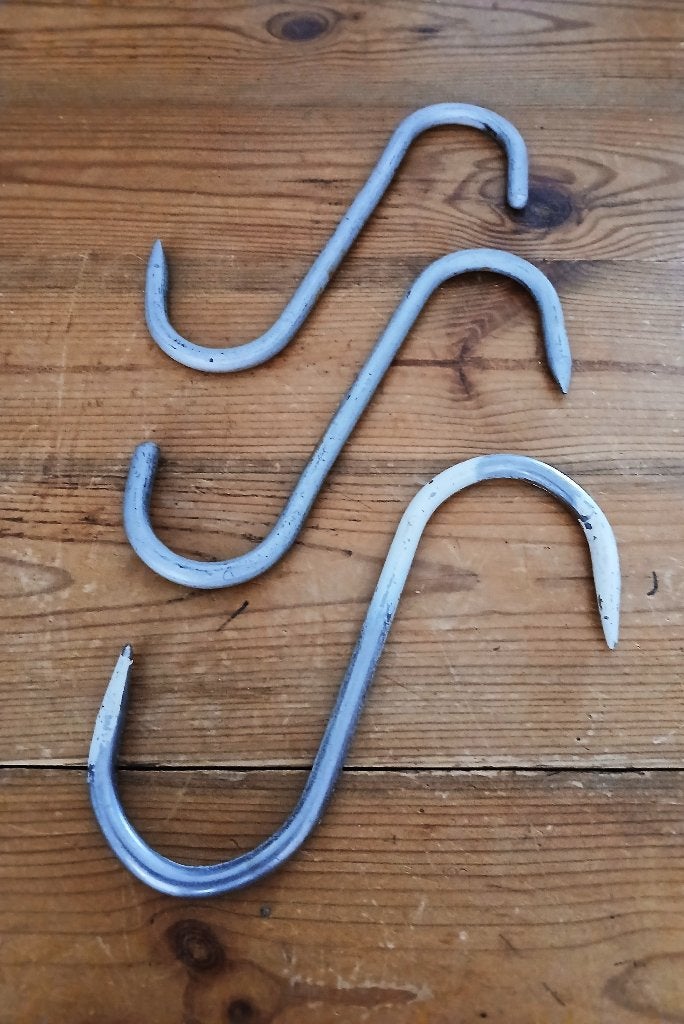 Drie slagershaken lengte 17 cm breedte 13 cm, Antiek en Kunst, Curiosa en Brocante, Ophalen of Verzenden