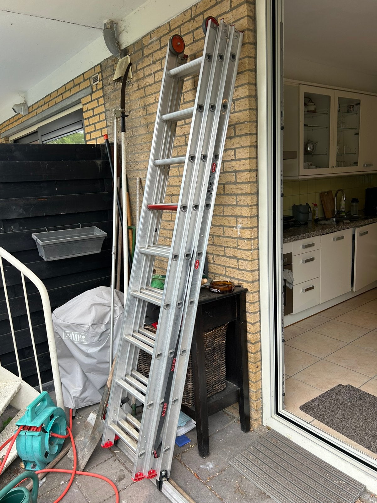 Altrex ladder, uitschuifbaar tot 5,9 meter, Doe-het-zelf en Verbouw, Ladders en Trappen, Ophalen, Gebruikt, Ladder, 4 meter of meer