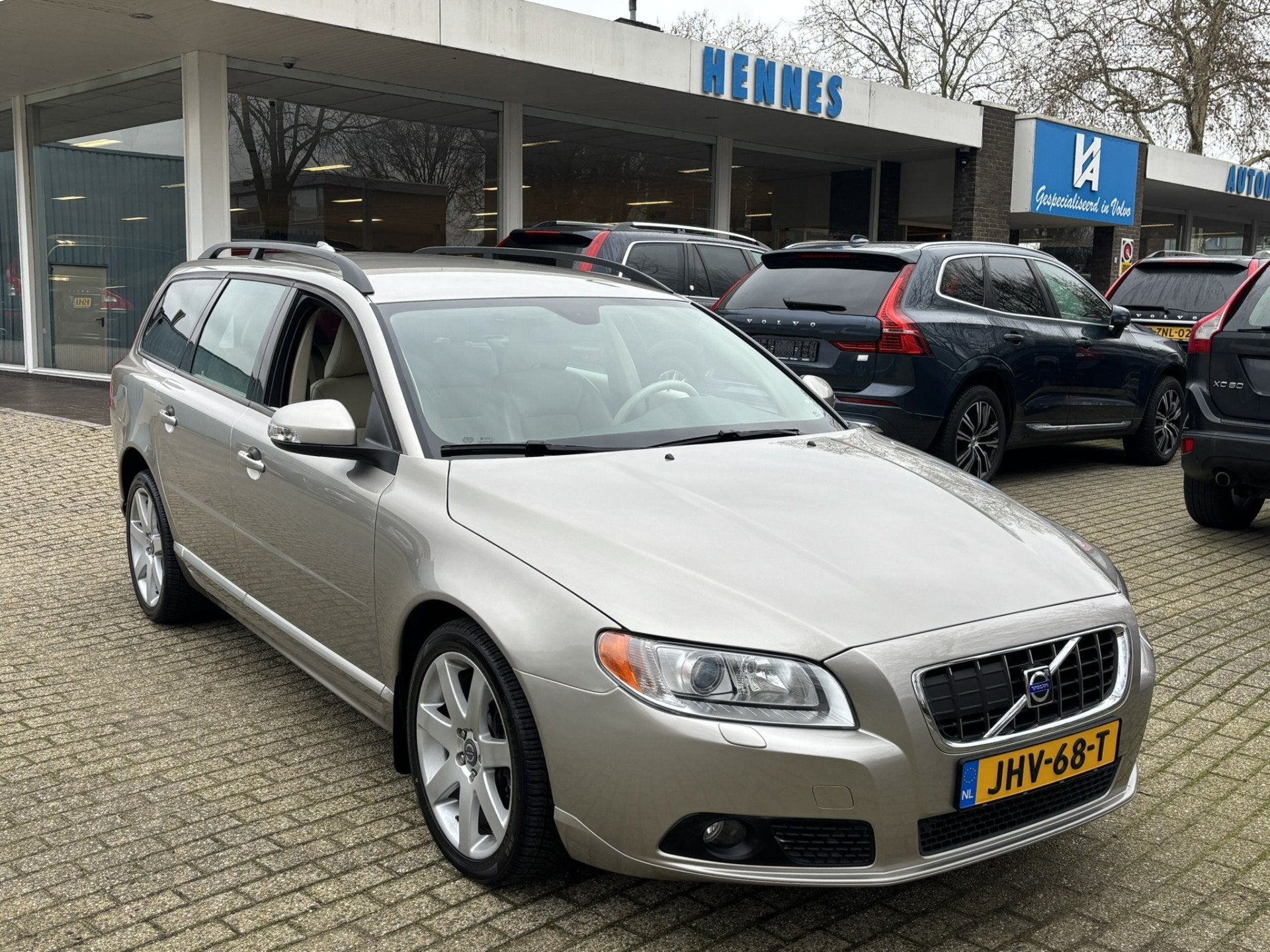 Volvo V70 3.2 238pk Aut ACC 93000km Apple Car Play Dealer on, 238 pk, Beige, Leder en Stof, Navigatiesysteem