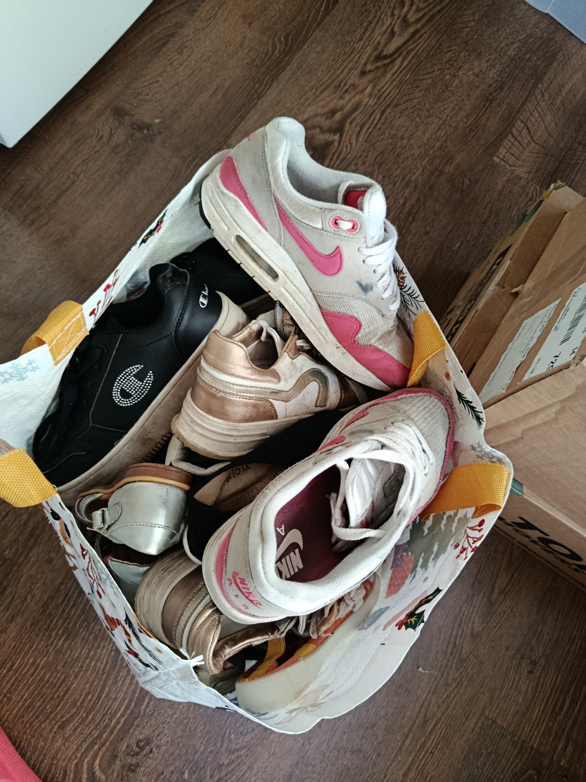 tas vol schoenen gedragen, Ophalen of Verzenden, Gedragen, Sneakers of Gympen