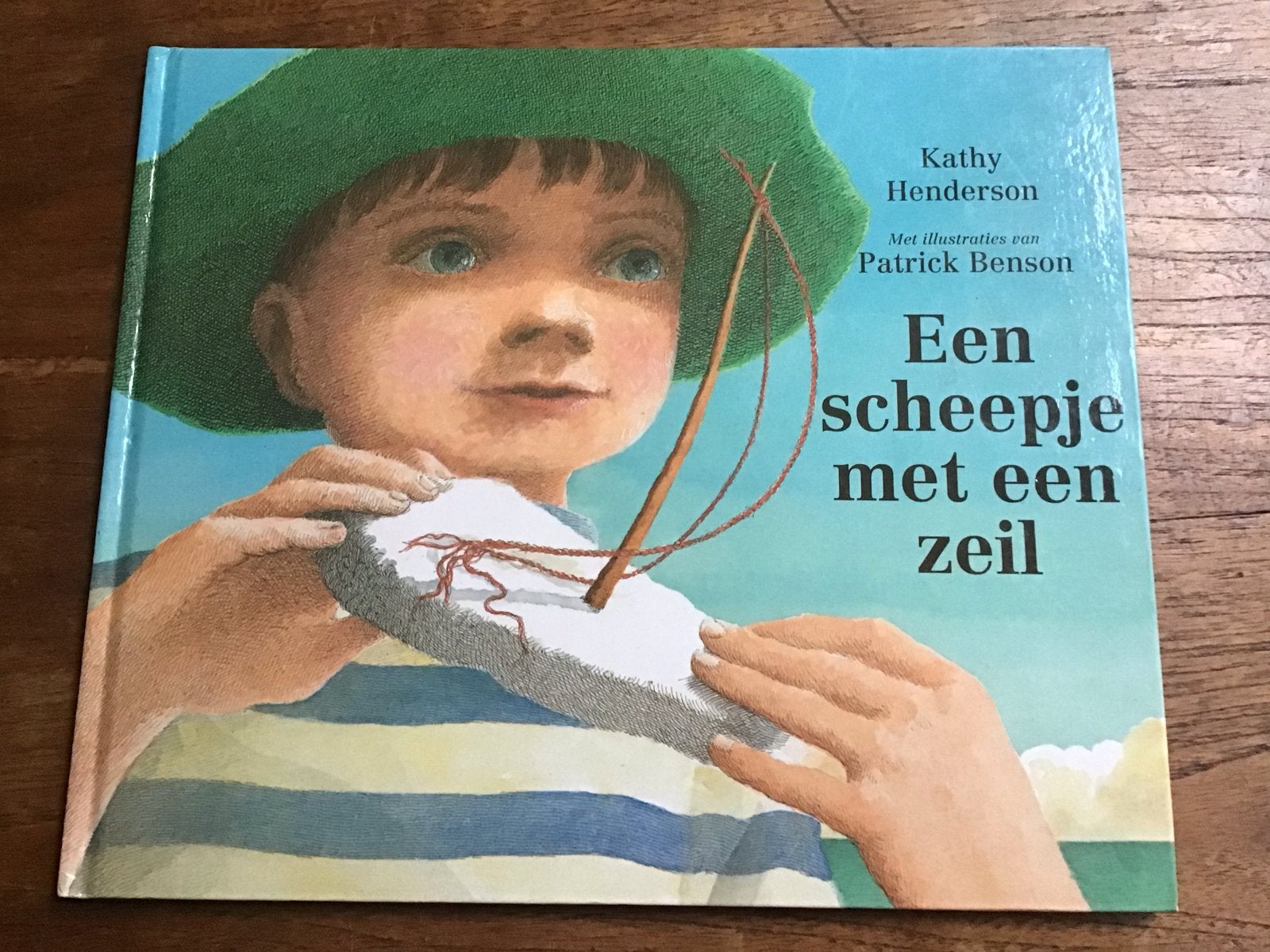 Een scheepje met een zeil - Henderson/Benson - kinderboek, Fictie algemeen, Jongen of Meisje, Ophalen of Verzenden, Zo goed als nieuw