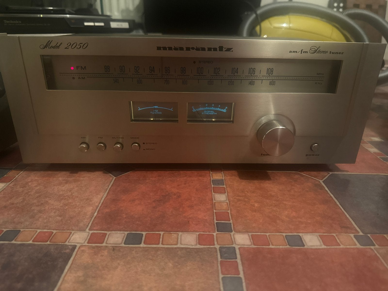 Marantz Model 2050 AM/FM tuner (schaalverlichting defect), Ophalen of Verzenden, Gebruikt, Analoog