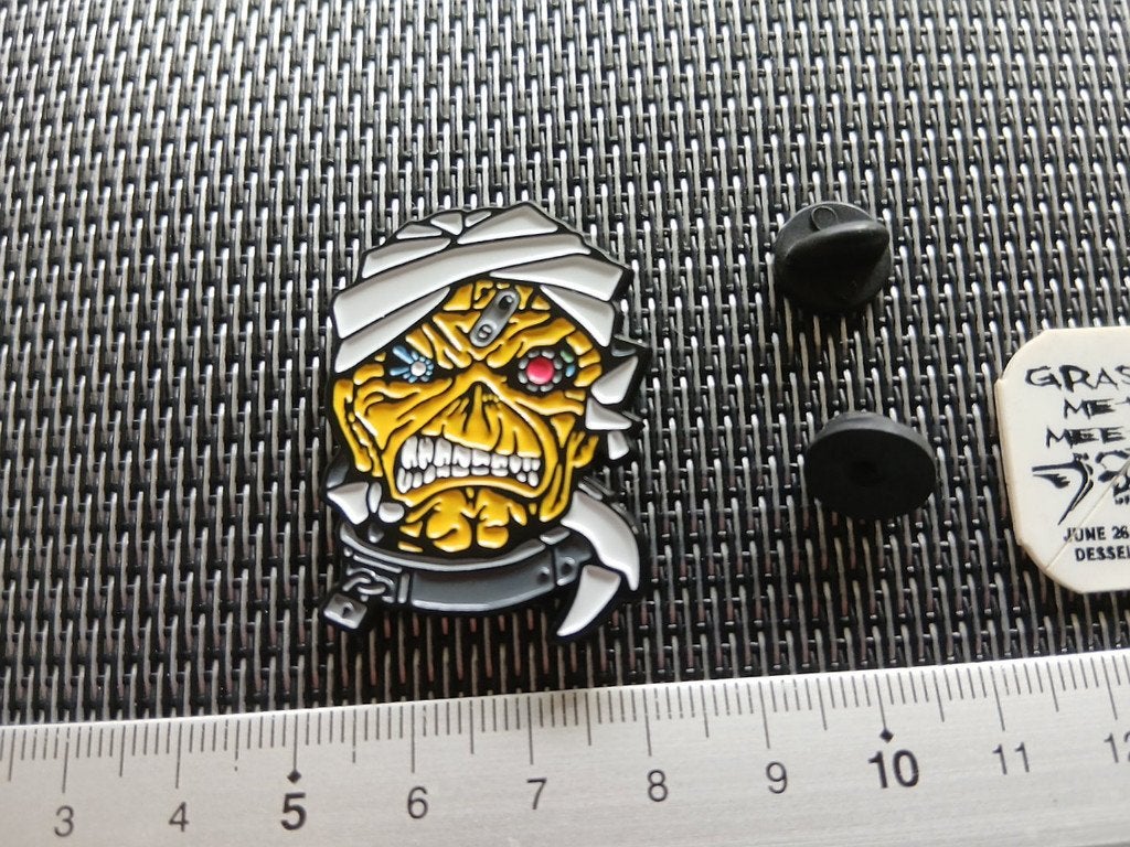 Iron Maiden  erg mooie  Powerslave mummy pin badge speld 13, Verzenden, Nieuw, Overige typen