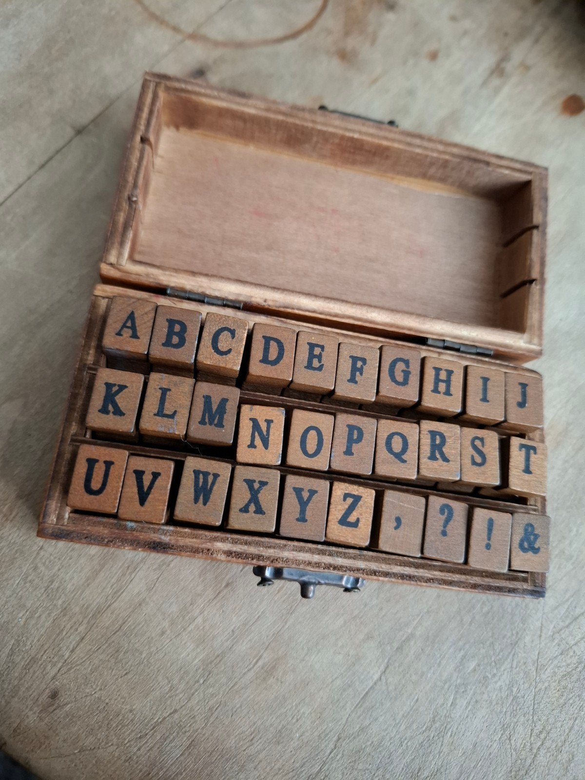 Houten stempelset: Alfabet en symbolen in kistje, Ophalen of Verzenden, Zo goed als nieuw, Houten stempel