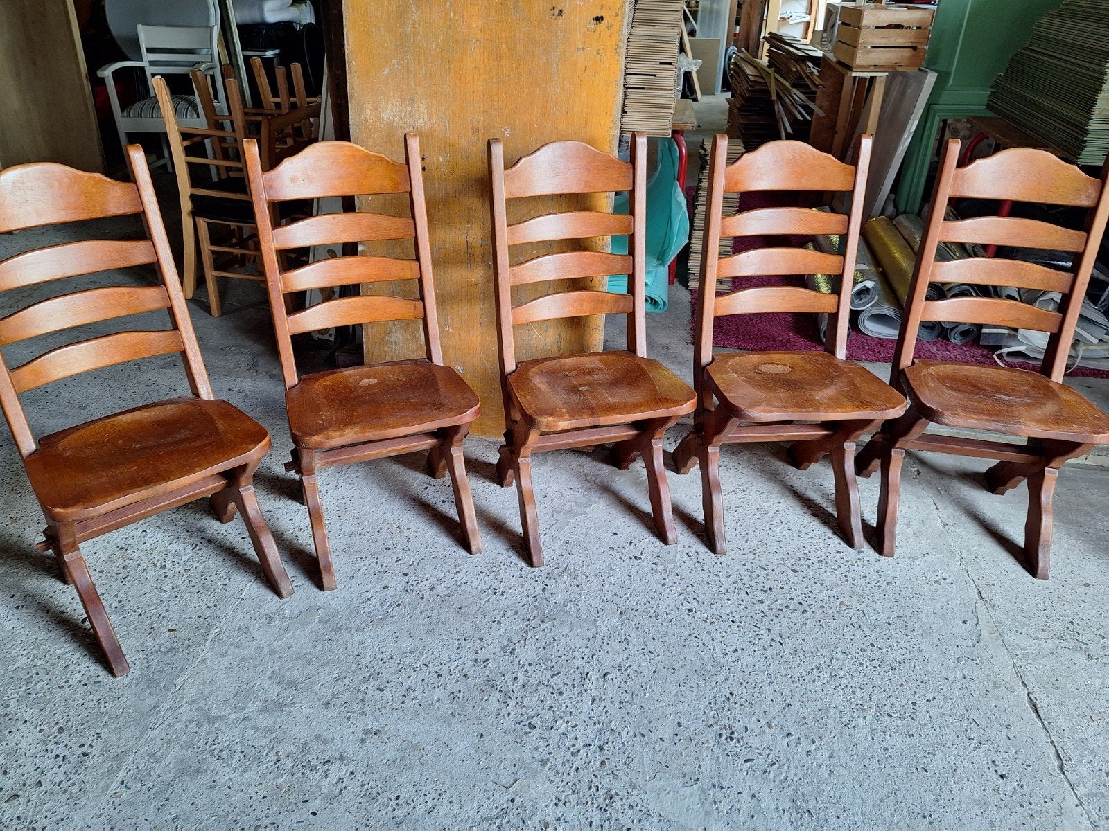 Klooster stoelen., Ophalen