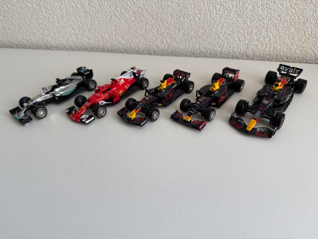 5 BBurago Formule 1 raceauto's (Red Bull, Mercedes & Ferrari, Ophalen of Verzenden, Nieuw, Auto, Overige merken