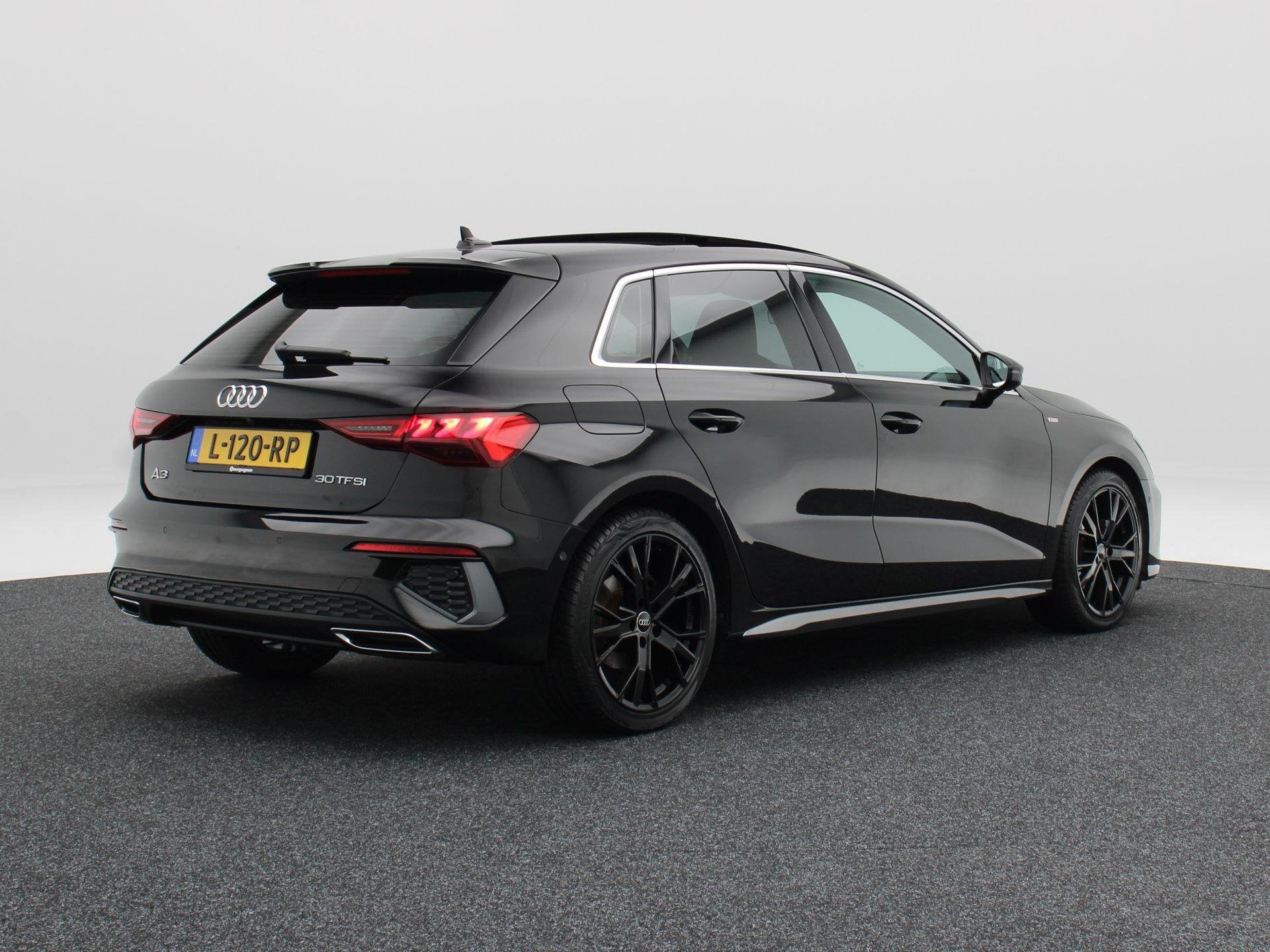 Audi A3 Sportback 30 TFSi 110 Pk Automaat S-Line | Panorama, Auto's, Dealer onderhouden, Gebruikt, Leder en Stof, Zwart