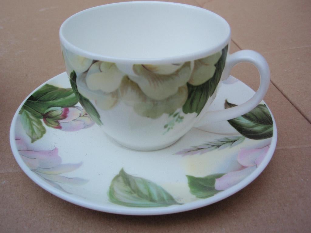 kop en schotel -Royal Stafford est, Huis en Inrichting, Keuken | Servies, Nieuw, Ophalen of Verzenden, Overige stijlen, Kop(pen) en/of Schotel(s)