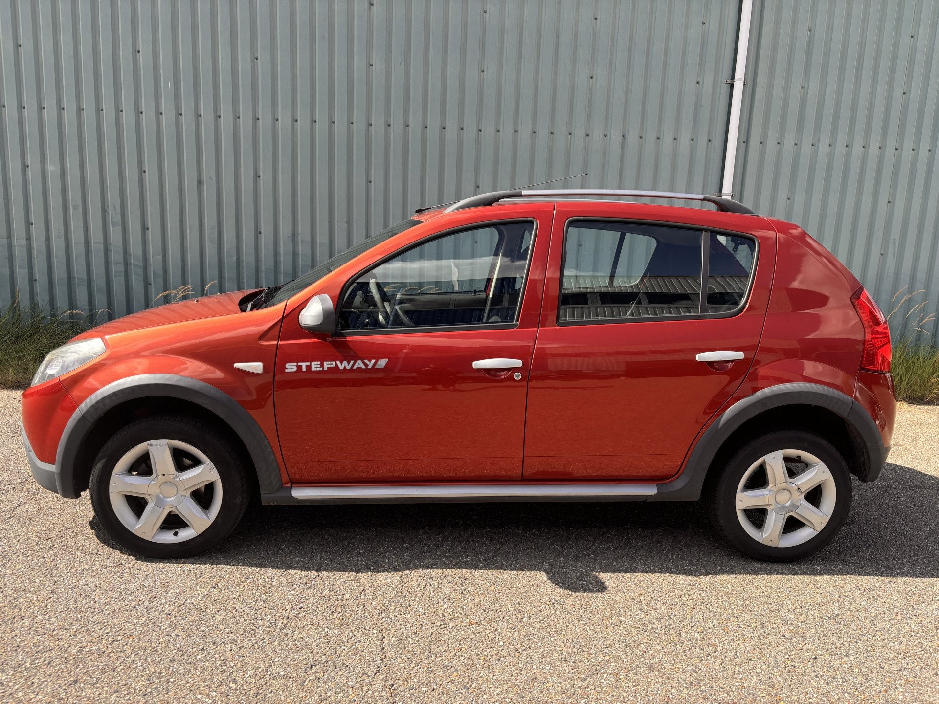 Dacia Sandero 1.6 Stepway INRUILKOOPJE! - airco - el. ramen, Auto's, Dacia, Metallic lak, 4 cilinders, 1070 kg, Origineel Nederlands