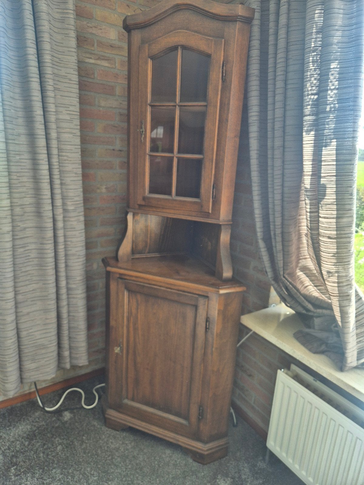 Antieke houten hoekkast met glazen deur, Ophalen