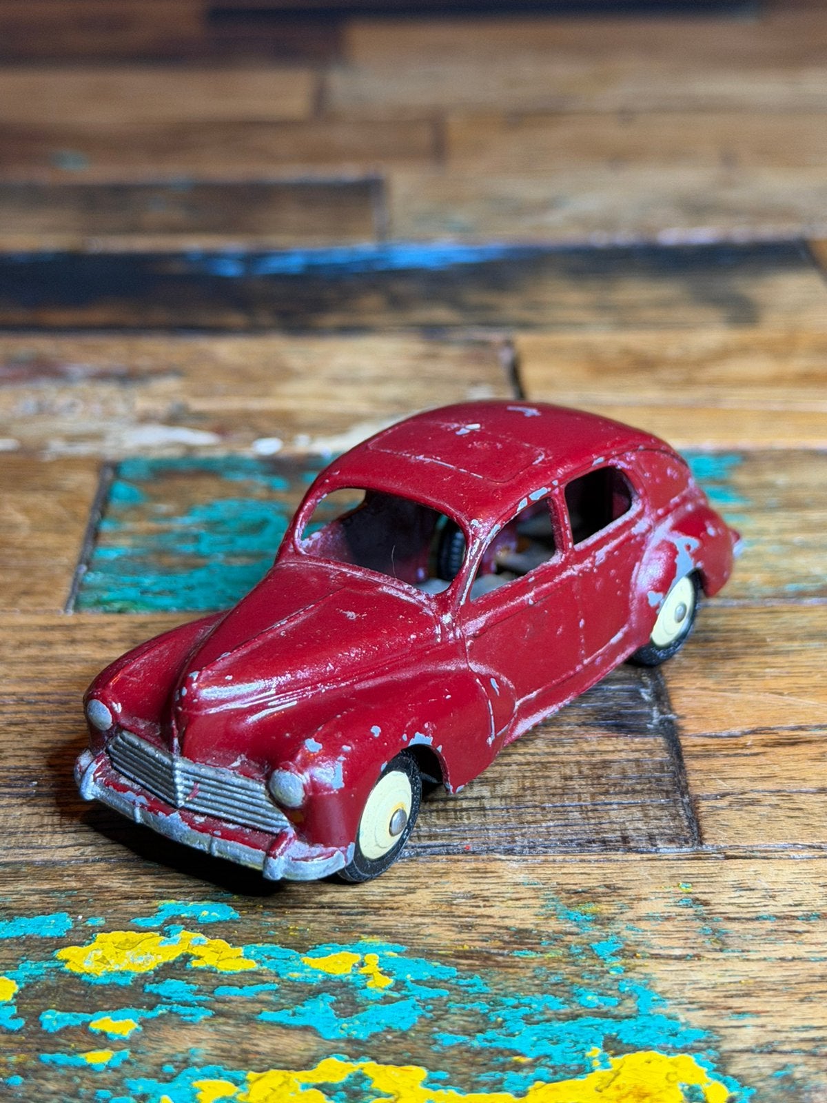 Dinky Toys France 24R Peugeot 203 – bordeauxrood, Hobby en Vrije tijd, Ophalen of Verzenden, Gebruikt, Auto, Dinky Toys