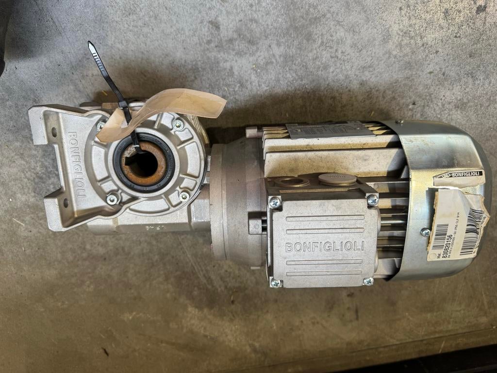 Nieuwe Bonfiglioli motor met reductor 0.55/0.65 kW, Doe-het-zelf en Verbouw, Motoren, Ophalen of Verzenden