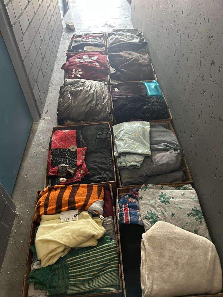 Mooi 10 dozen partij  kleding meer dan 200 stuks, Ophalen, Zo goed als nieuw