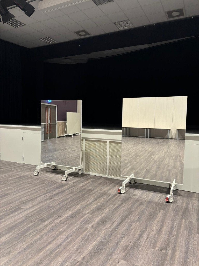 Verrijdbare spiegels. Bijv. voor dansstudio of sportschool