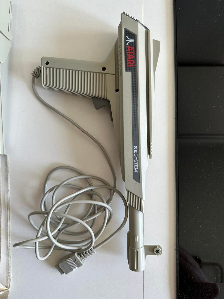 Atari 65XE spelcomputer met spellen., Spelcomputers en Games, Spelcomputers | Atari, Ophalen, Overige modellen, Met 1 controller