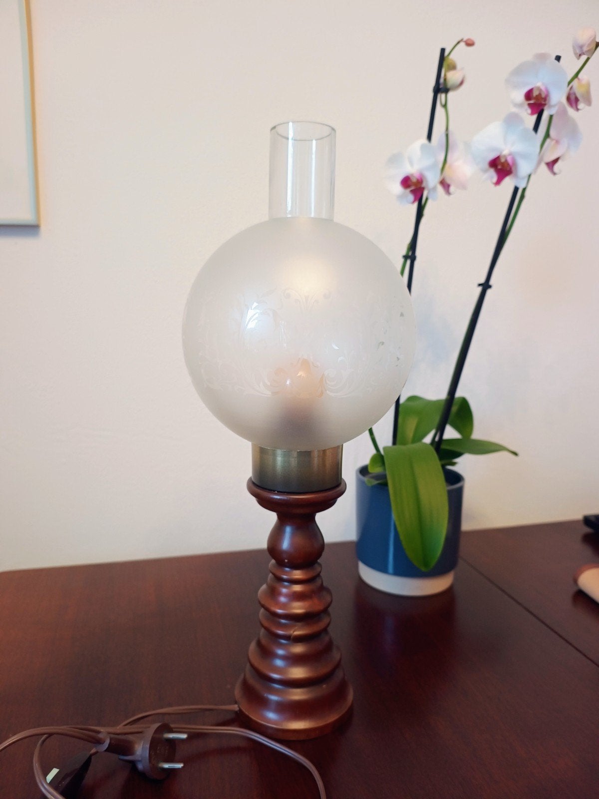 Authentieke Vintage Tafellamp – Houten Voet & Glazen Kap, Ophalen of Verzenden, Glas, Schemerlamp, Klassiek