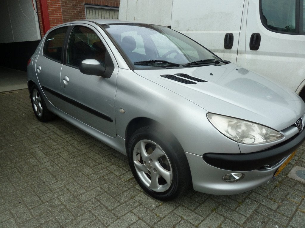 Peugeot 206 1.4-16V Gentry nw apk distr airco trekhaak, Auto's, Peugeot, Voorwielaandrijving, 31 €/maand, Origineel Nederlands