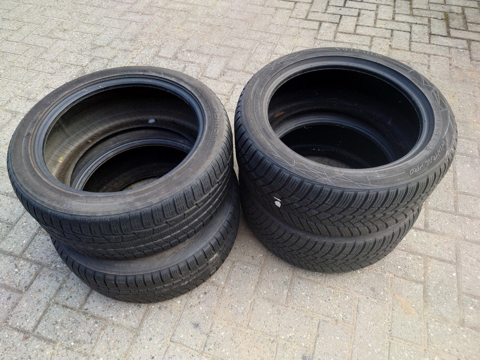 4 Winterbanden 235/45/17 97V - Vredestein & Nokian, Auto-onderdelen, Banden en Velgen, Ophalen, Nieuw, 17 inch, Winterbanden