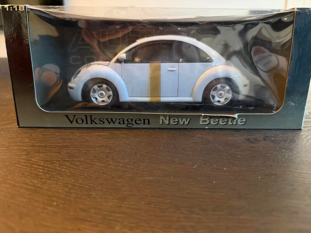 Volkswagen New Beetle 1:18 - Wit met originele verpakking, Hobby en Vrije tijd, Modelauto's | 1:18, Ophalen, Zo goed als nieuw