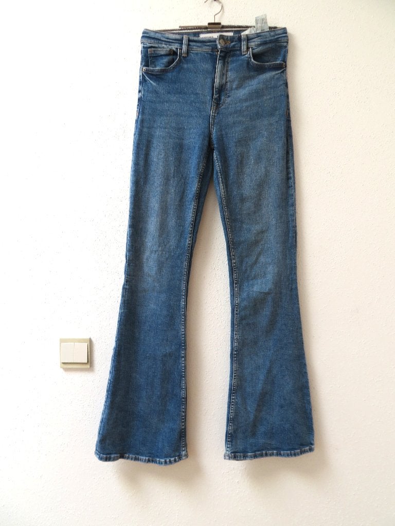 Z22 BERSHKA nieuwe flaired jeans broek blauw maat 36, Blauw, Nieuw, W28 - W29 (confectie 36), Bershka