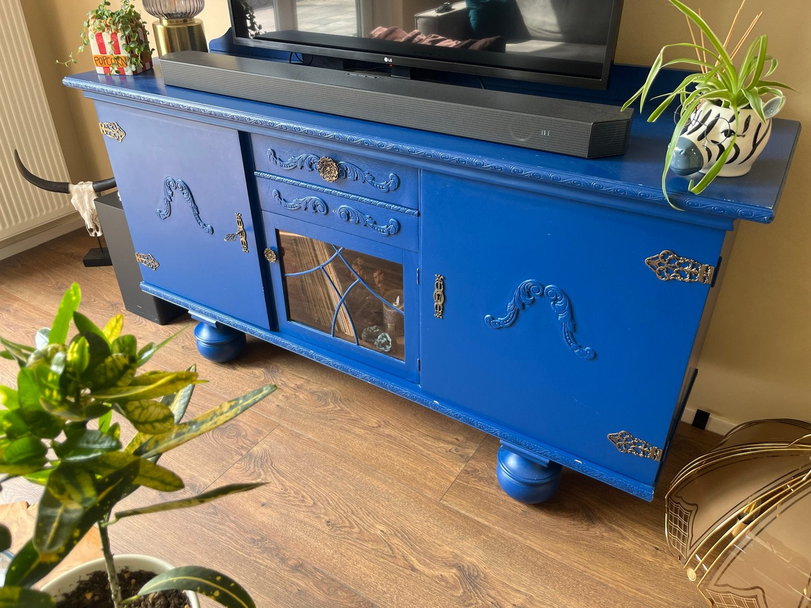 Unieke blauwe dressoir met gouden details, Huis en Inrichting, Kasten | Dressoirs, Ophalen, Gebruikt, 100 tot 150 cm, Met lade(s)