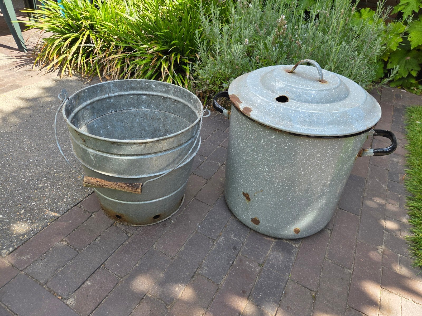 Vintage geëmailleerde pan en zinken emmer, Ophalen