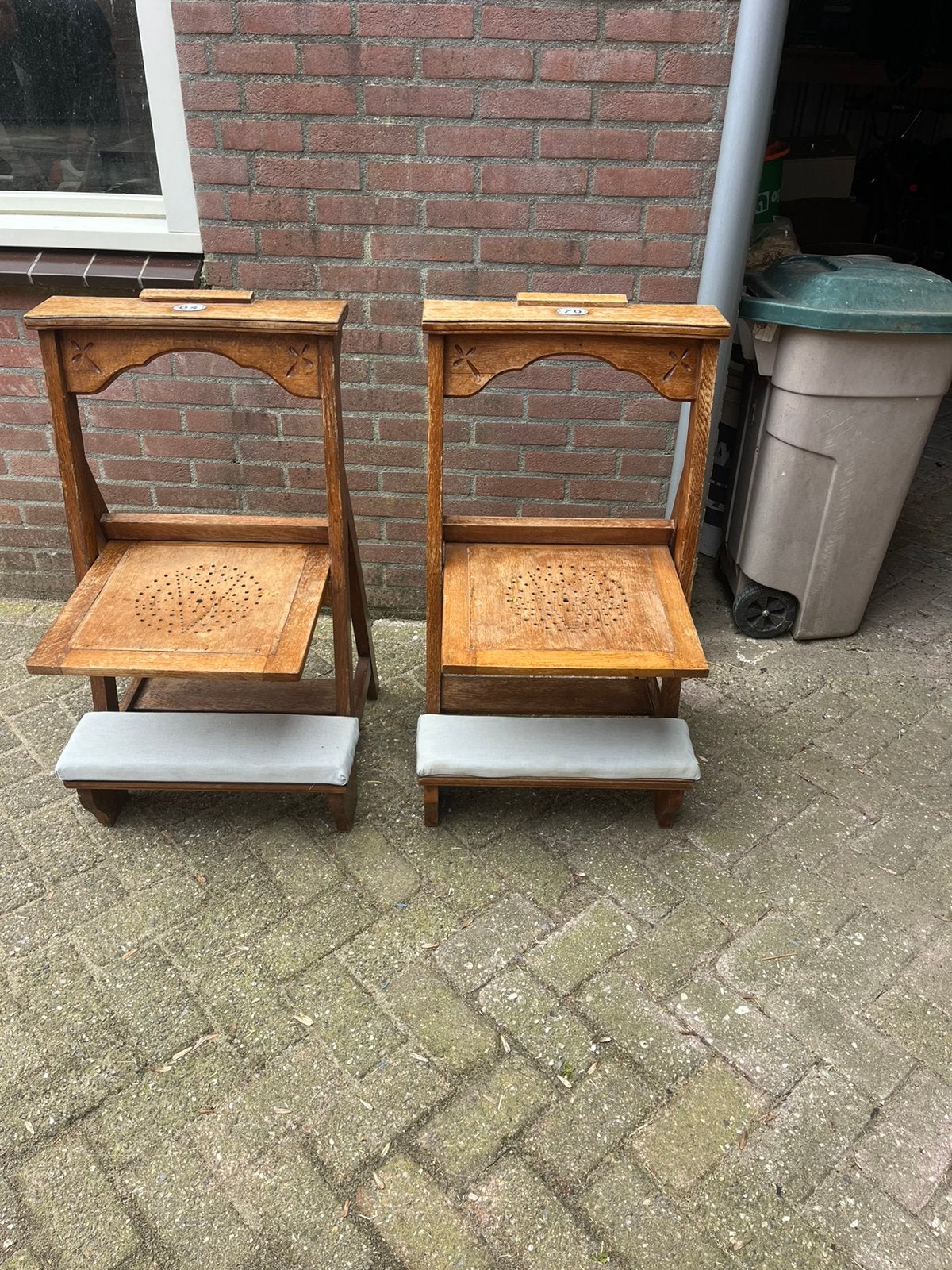 2 antieken bidstoelen, Ophalen