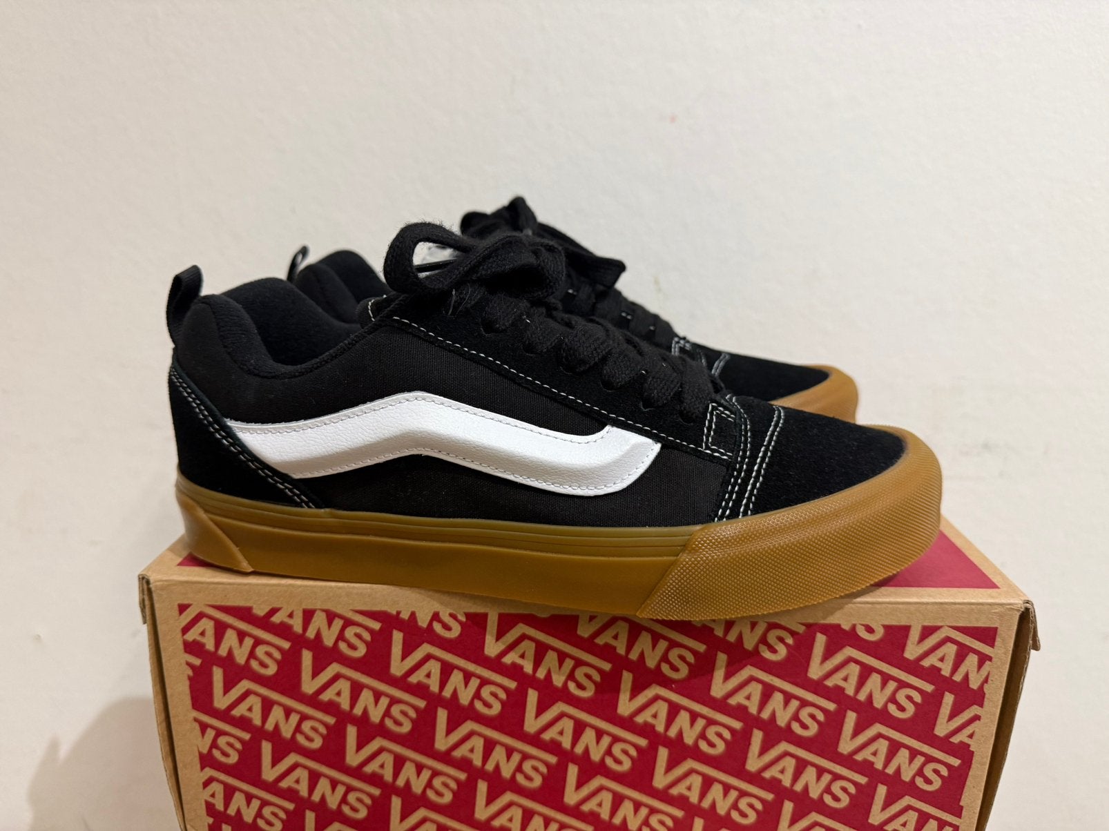 Te koop nieuwe Vans Knu Skool Black Gum maat 42, Postlaan 3, Nieuw, Ophalen of Verzenden, Vans