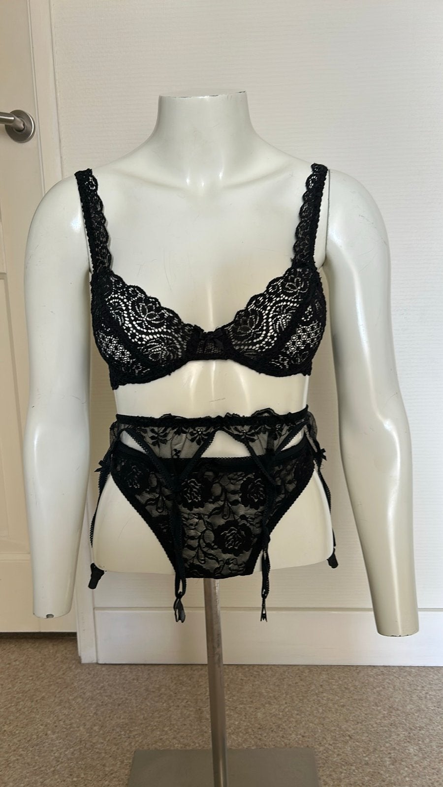 Zwart kanten lingeriesetje mt S met jarretelgordel, Kleding | Dames, Ondergoed en Lingerie, Ophalen of Verzenden, Zwart, Setje