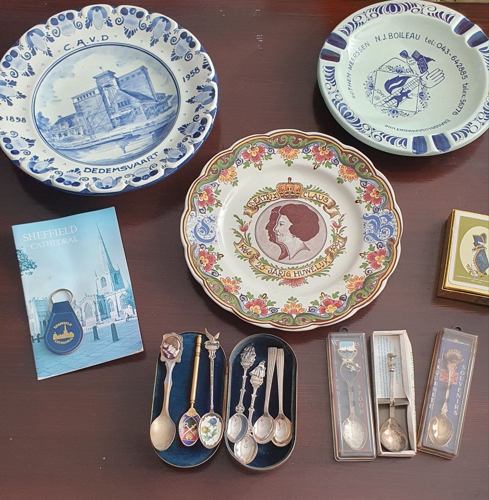 Vintage curiosa: Herdenkingsborden, lepeltjes en mineralen, Ophalen of Verzenden