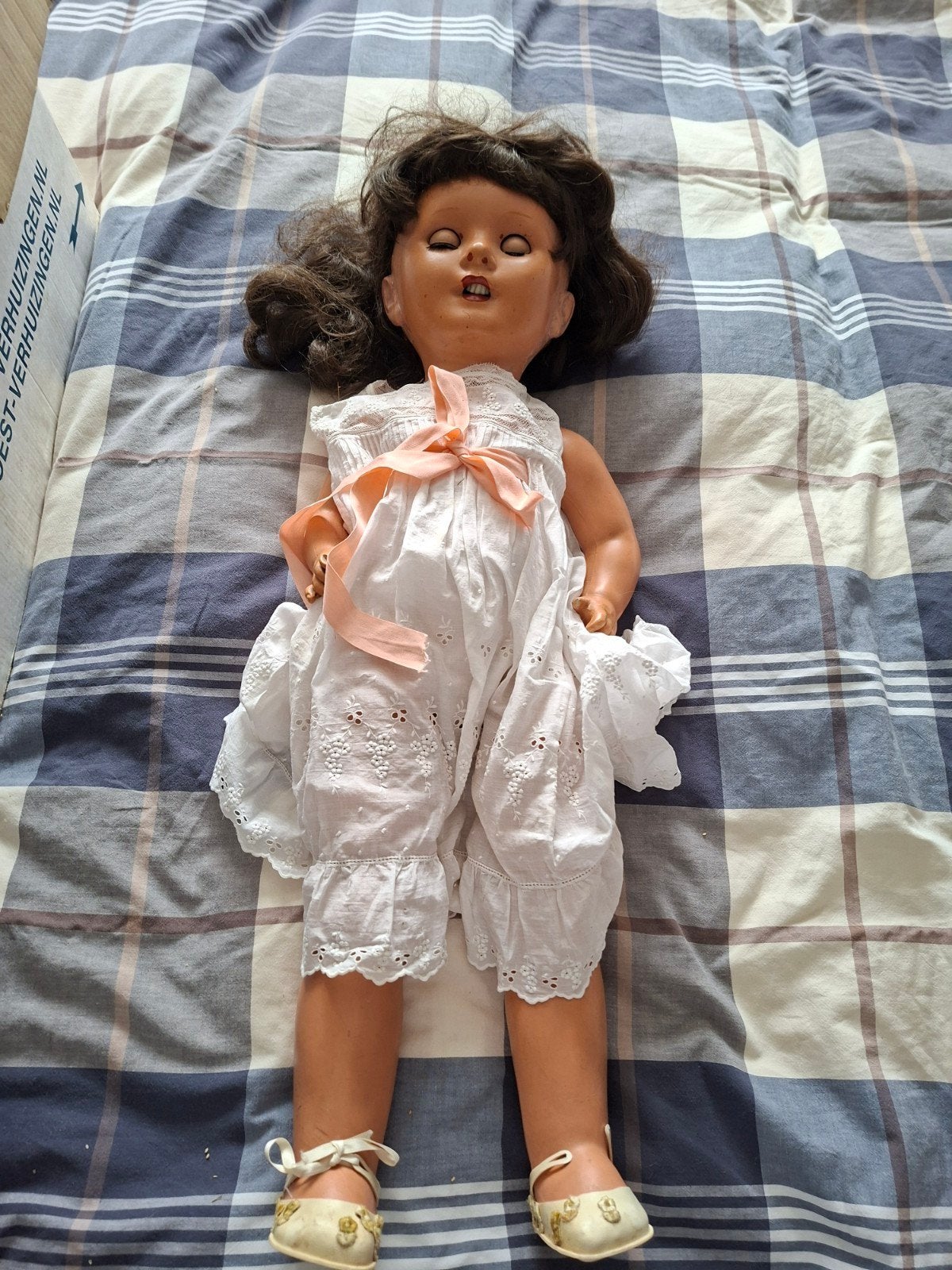 Vintage pop met slaapogen en originele kleding, Verzamelen, Poppen, Ophalen of Verzenden, Gebruikt, Pop