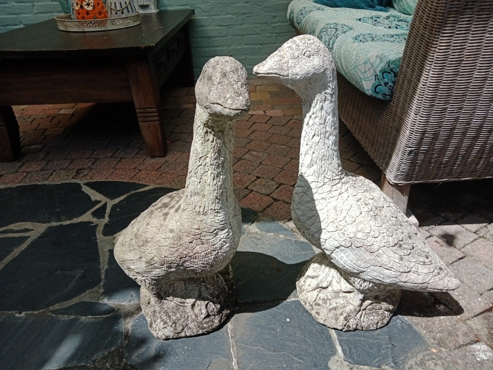 Te koop twee betonnen ganzen, Ophalen
