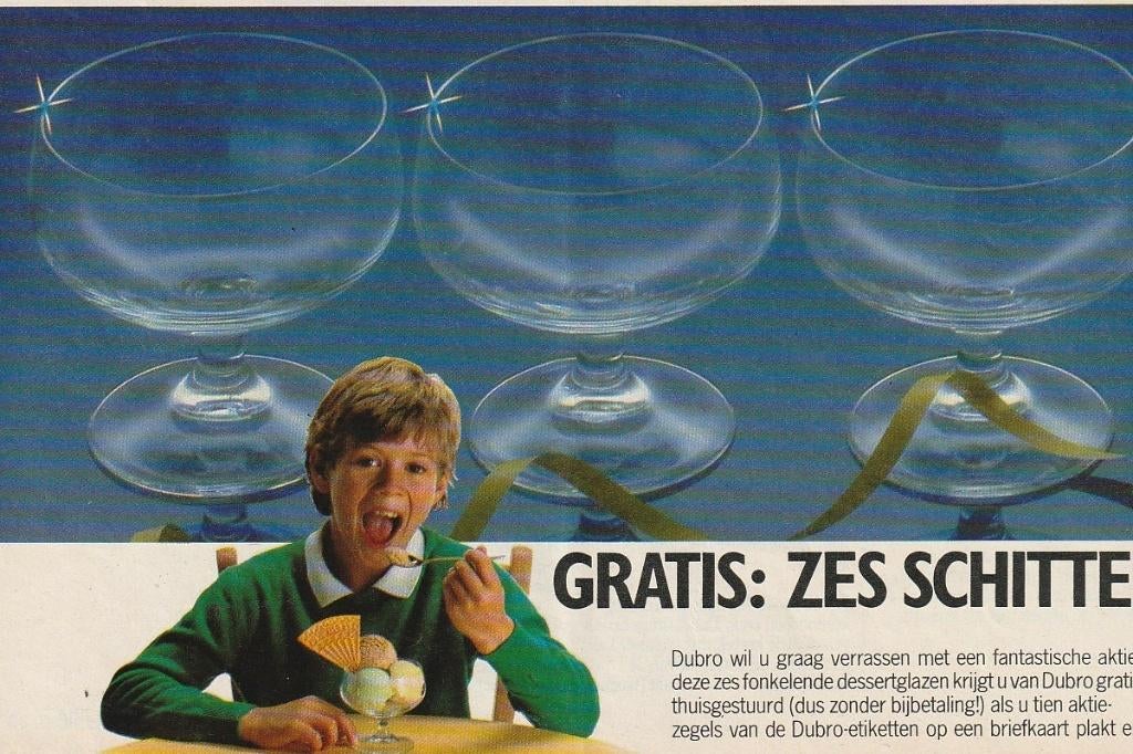 Retro reclame 1982 Dubro glazen dessertglas jongetje, Verzamelen, Verzenden, Overige typen