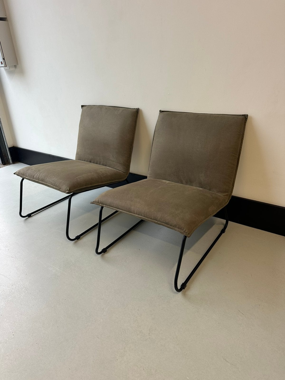 2 olijfgroene fauteuils - zgan - bezorgen mogelijk, Huis en Inrichting, Ophalen, Minder dan 75 cm, Zo goed als nieuw, Stof