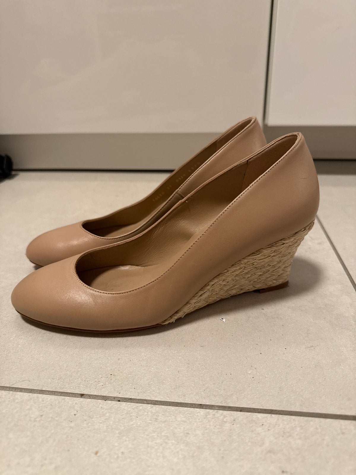 Lk Bennett sleehakken maat 37 - nauwelijks gedragen, Ophalen, Zo goed als nieuw, Beige, Schoenen met hoge hakken