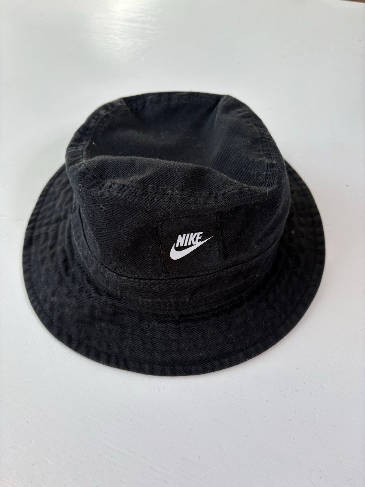 Nike Zwarte Bucket Hat - Maat M/L, 158 t/m 164, Jongen of Meisje, Ophalen of Verzenden, Zo goed als nieuw