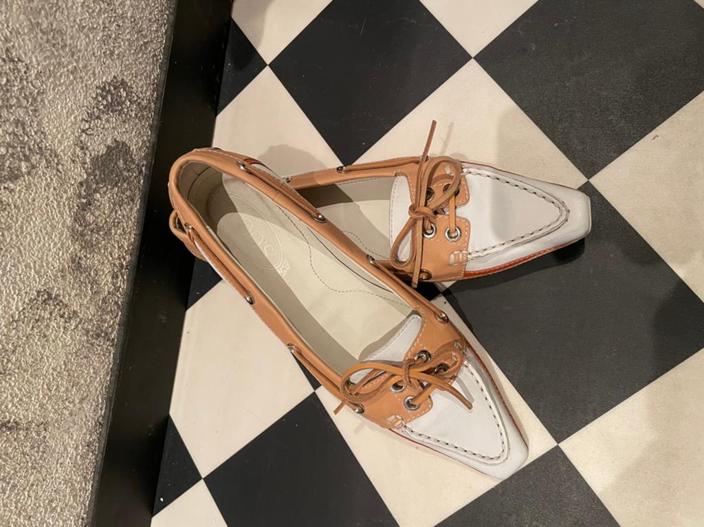 Tods dames instappers beige crème 38, Ophalen of Verzenden, Zo goed als nieuw, Beige, Instappers