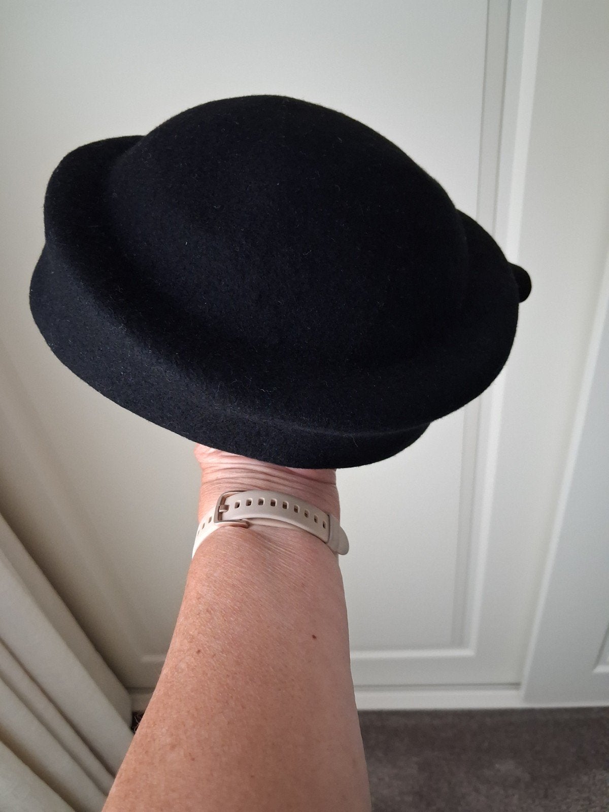 Elegante zwarte vilten hoed met parel en strik, Hoed, One size fits all, Ophalen of Verzenden, Onbekend