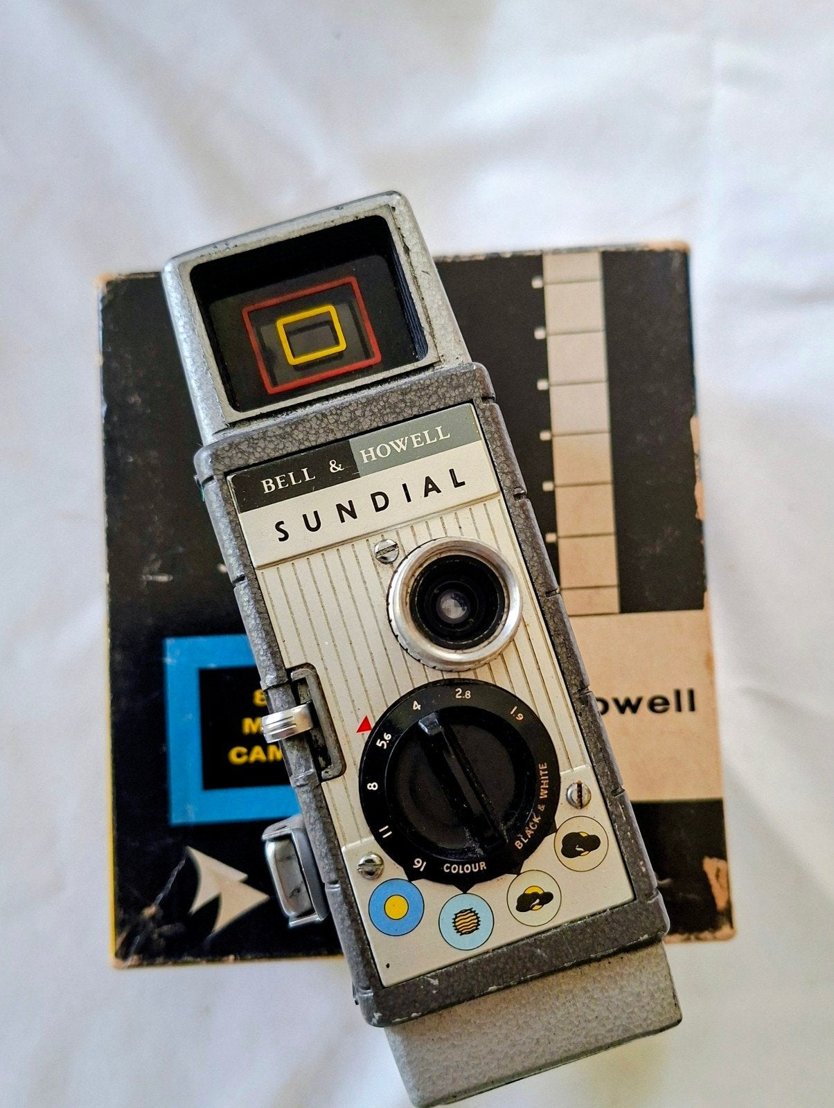 Te koop : Bell & Howell  8mm Sun Dial movie camera, Audio, Tv en Foto, Filmrollen, Ophalen of Verzenden, 8mm film