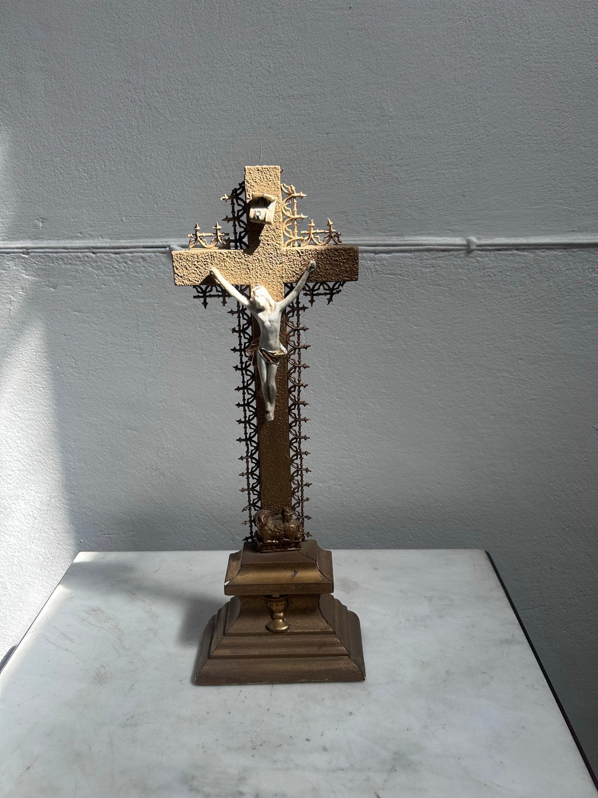 Houten Antiek staand kruisbeeld met kantwerk-reliëf, Ophalen of Verzenden