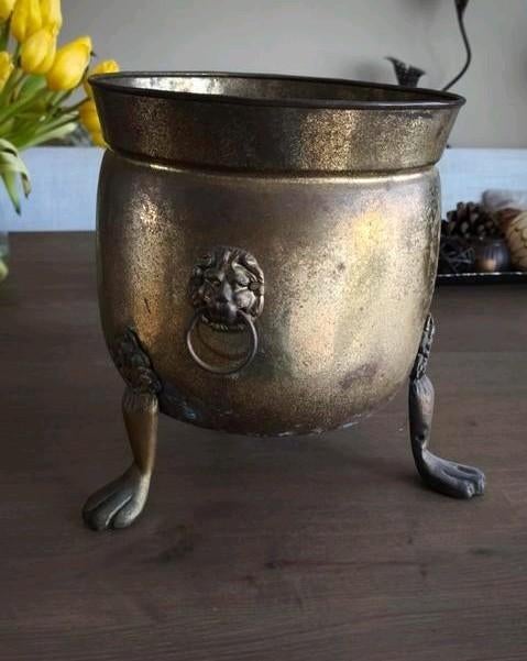 Antieke koperen pot met leeuwenkoppen en klauwpoten, Ophalen of Verzenden