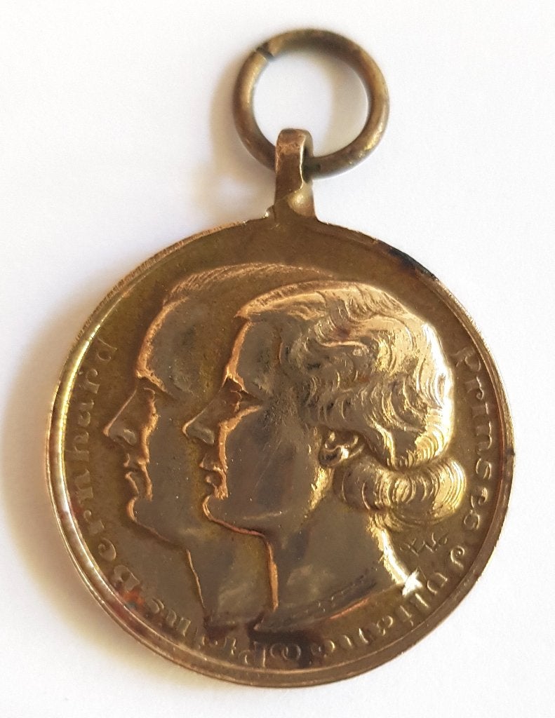 Messing hangertje huwelijk prinses Juliana 7 januari 1937, Ophalen of Verzenden, Zo goed als nieuw, Nederland, Overige typen