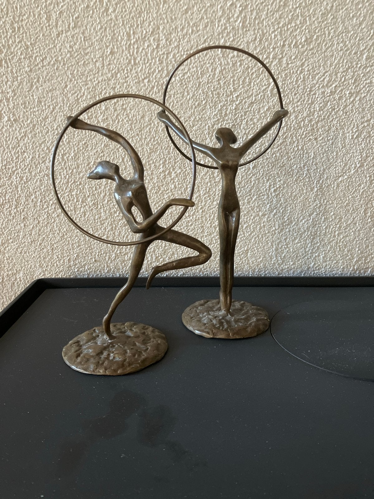 Set van 2 bronzen beelden: Dansende figuren met hoepels, Antiek en Kunst, Groep mensen, Ophalen of Verzenden, 20 - 50 cm, Beeld