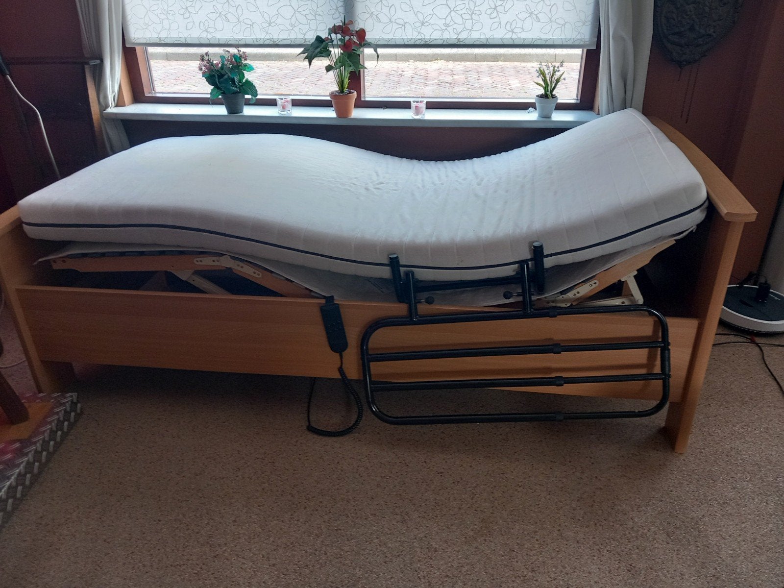 Seniorenbed 90x200 (elektrisch), Ophalen, 90 cm, Eenpersoons, Bruin